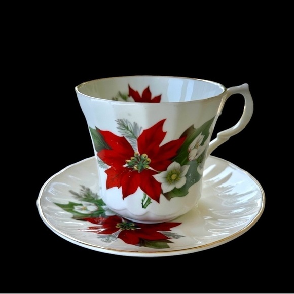 ROYAL VICTORIAN, FINE BONE CHINA, RED & WHITE POINSETTIA TEA CUP & SAUCER. - Picture 3 of 7